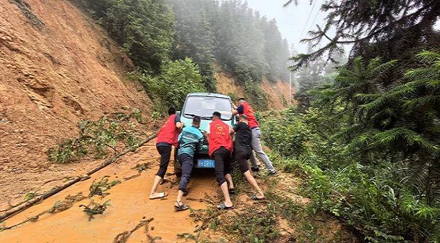 建强党支部，突出党建核心引领作用。