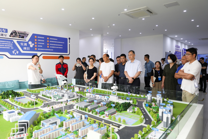 与会嘉宾参观贵州交通职业大学。图片由贵州交通职业大学提供