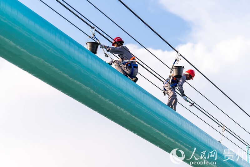 工人们正在涂装大桥。人民网记者 涂敏摄.jpg