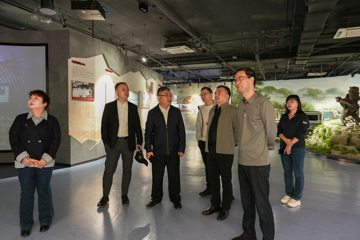 3 与会嘉宾现场调研贵州交职大智慧化建设成果.JPG