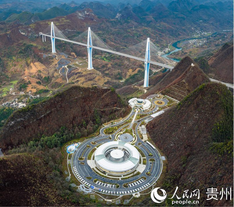 平塘特大桥“天空之桥”服务区。人民网记者 涂敏摄