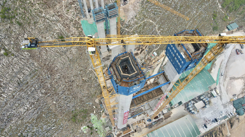 正在建设中的花江峡谷大桥。