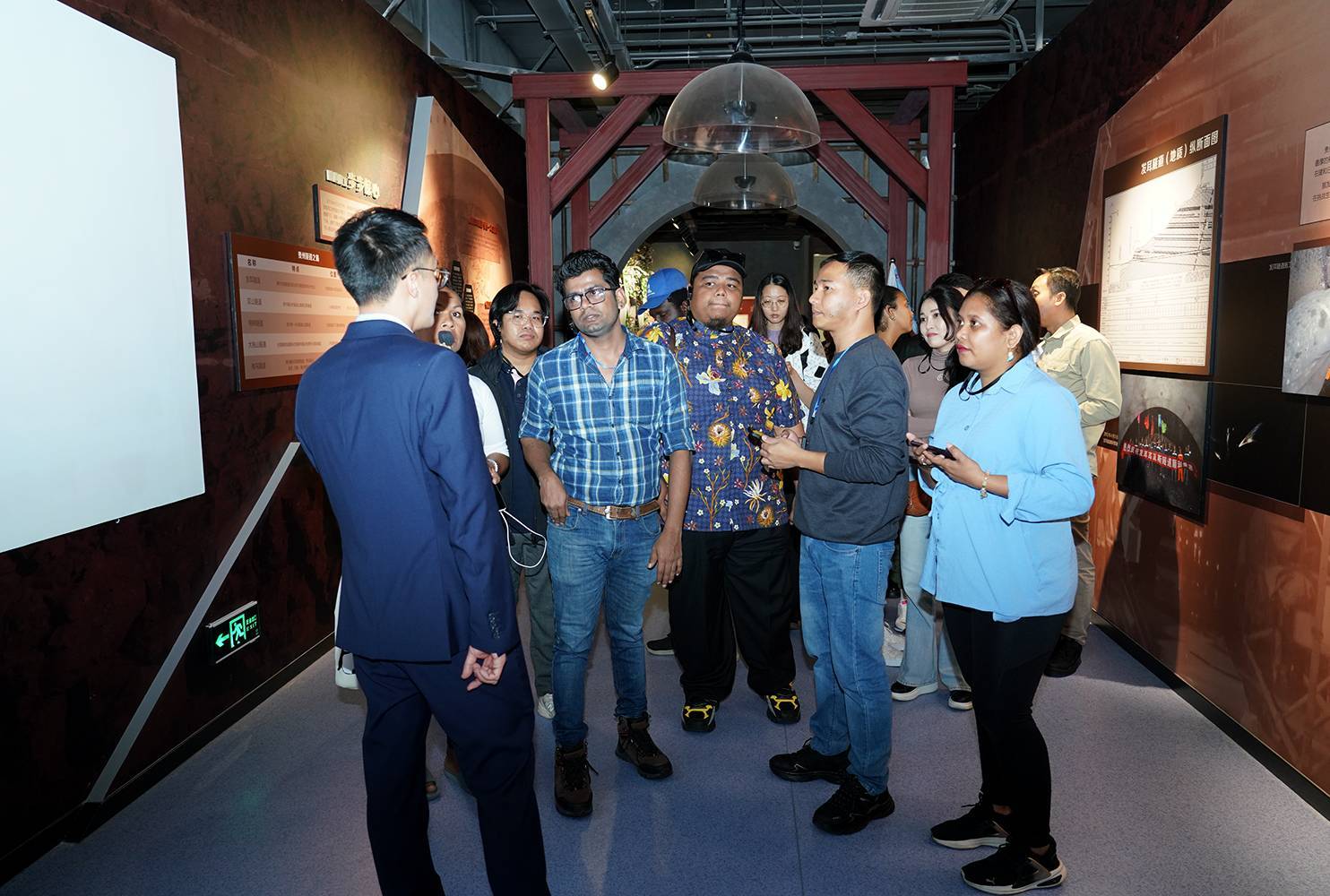 参观贵州交通职业大学的贵州交通博物馆·教育馆。代胜强 摄.png