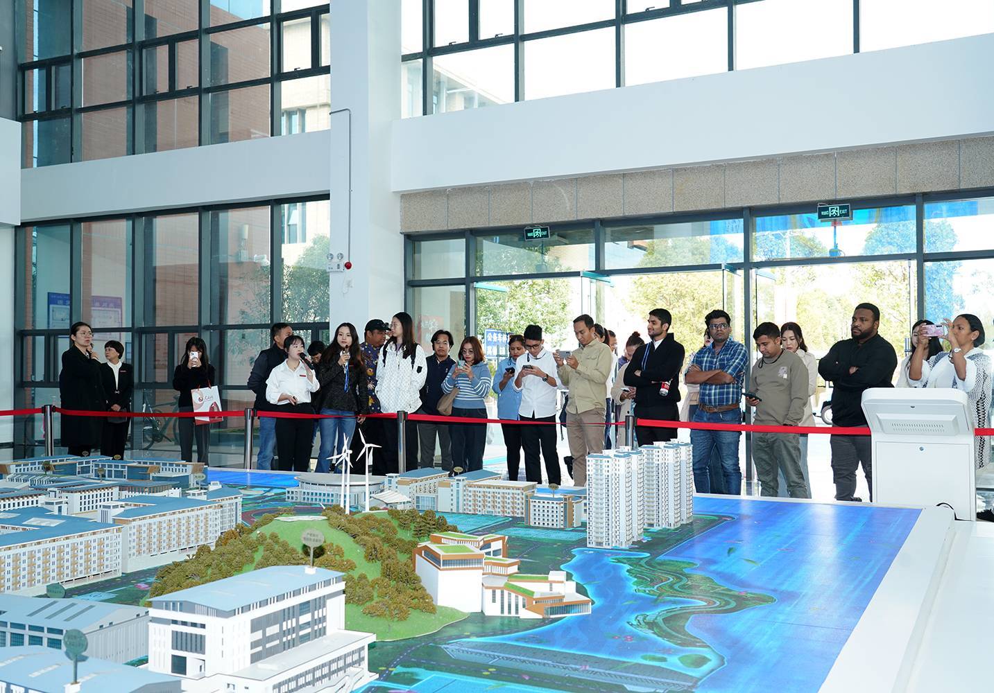 参观贵州水利水电职业技术学院沙盘。代胜强 摄.png