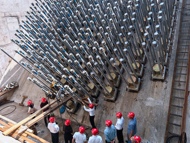 来自贵州交通职业大学的专家团队在花江峡谷大桥考察调研。