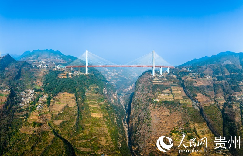 在高山峡谷中架起的杭瑞高速北盘江大桥。    人民网记者 涂敏摄