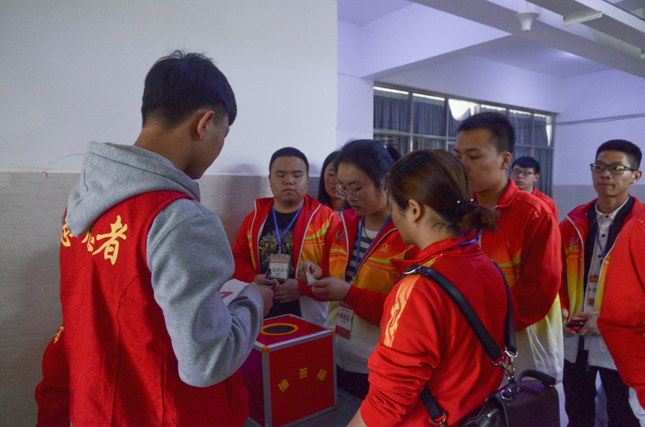 说明: D:\洪丹办公\记者团\作品\4月15日信息类技能大赛\技能大赛 图片\ZQJ_1546.JPG