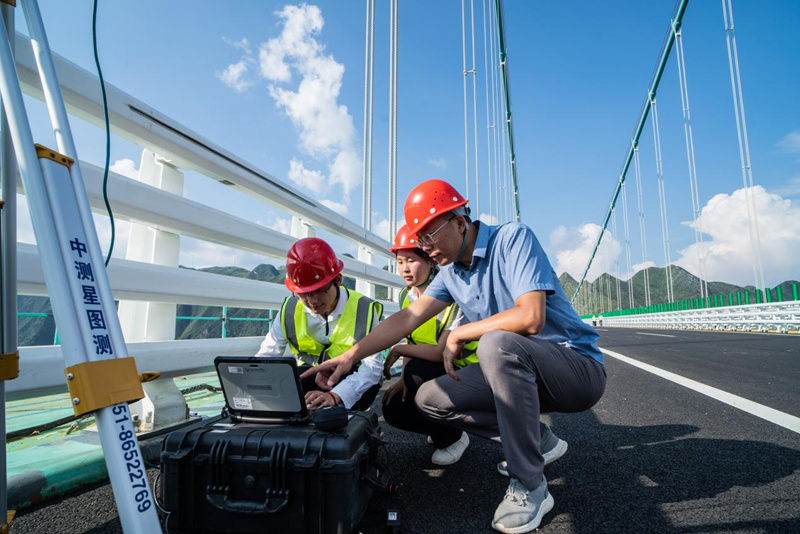 马宗源在大桥上教学生如何使用测量工具。