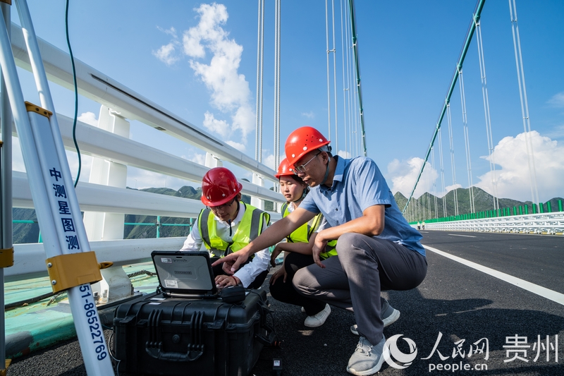 马宗源在大桥上教学生如何使用测量工具。人民网 阳茜摄.jpg