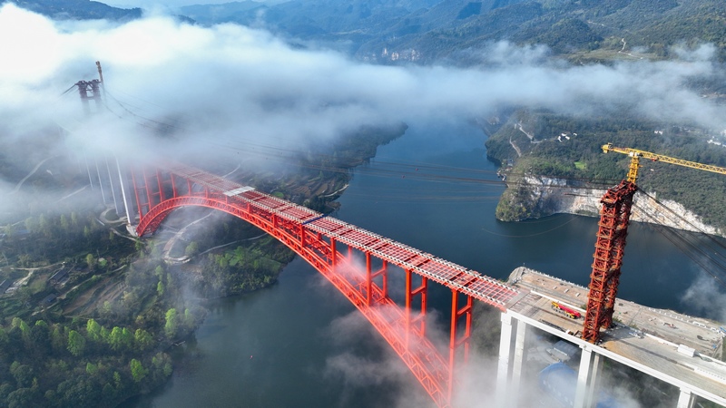 德余高速乌江特大桥主体贯通。 刘叶琳摄