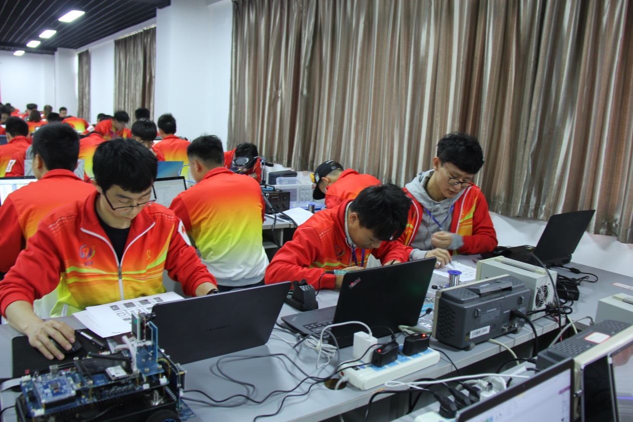 说明: D:\洪丹办公\记者团\作品\4月15日信息类技能大赛\技能大赛 图片\IMG_3157.JPG