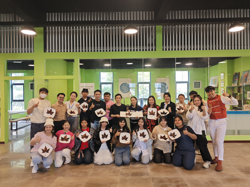 同学们展示自己创作的非遗叶雕作品。